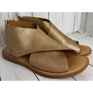 BORN Iwa Gladiator Sandals Gold Leather Crossover Zipper Back Flat Size 9M